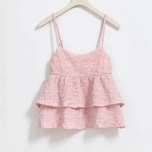 Rosa gullig volang topp - En rosa volang topp från Gina tricot. Använd 1 gång och har inga defekter. ÄLSKAR färgen!!! (Min lampa göra så att det ser ut i en annan färg)