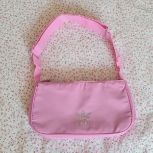 Adidas väska - Superfin rosa Adidas väska i nyskick!💓 Aldrig använd! 