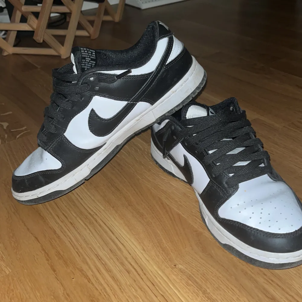 Hej säljer dessa Nike Panda dunks då de har blivit för små för mig. De är köpta i Mall of Scandinavia i Stockholm. I Nike butiken. Det är använda men ser ut som nya.. Skor.