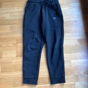 Nike tech byxor svarta M (137-147 cm) - Svarta i bra använt skick.  Något ställe som är lite nopprigt men inget direkt som syns. 