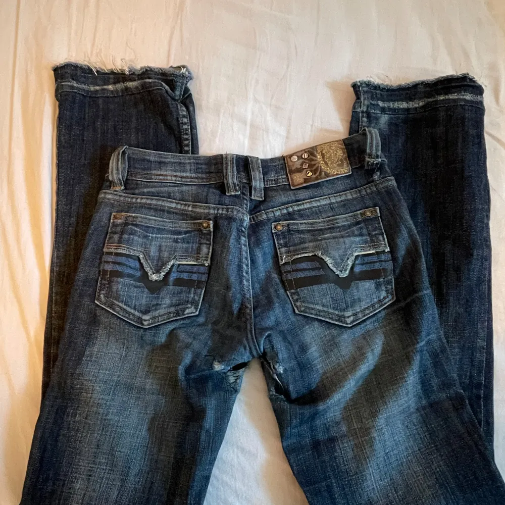 Säljer mina fina diesel Jeans!💖 som är perfekt lågmidjade, den är i fint skick bara att nedre delen vid byxan är det sytt in bra med ett annat tyg. Jag är 161cm lång. Storlek 30-32. Vid fler bilder skriv eller om du har några funderingar💗. Jeans & Byxor.