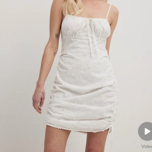 Klänning NAKD - ENDAST TESTAD LAPP KVAR fin broderad klänning 🤍 