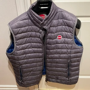 Colmar väst - Riktigt fin Colmar Väst. Säljer pga att den blivit för liten. Skick: 6/10. Nypris ca: 2900 kr.