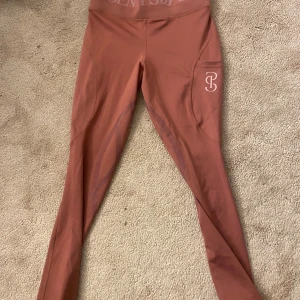 Rostfärgade leggings med ficka -  PS rid byxor st s 250kr