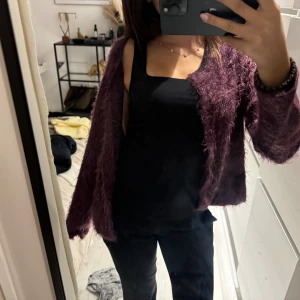 Röd/lila kofta - En fin röd/lila kofta med knappar som är köpt secondhand. 🥰