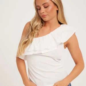 One shoulder topp - Säljer denna fina topp från Vila. Toppen är köpt ifrån Nelly för 350:- för några månader sen. Aldrig använd, 10/10 skick💕💕 Obs: inte mina bilder, så skriv för mer info. Köp inte direkt🎀