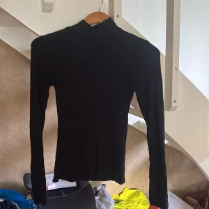 Ribbad turtleneck - Svart ribbad långärmad 