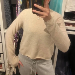 Stickad tröja - Stickad tröja från zara som har alpcka/akryl liknande material. Perfekt till hösten!😍