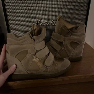 Isabel marant skor - Liknade isabel marant skor,köpta här på plick💗 Bilderna är från förra ägaren men det ör bara o skriva privat för fler bilder🤩