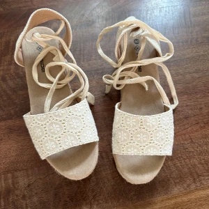 Sandaler med klack - Jätte fina klackskor från Spanien, använd 1 gång!! Storlek 40.