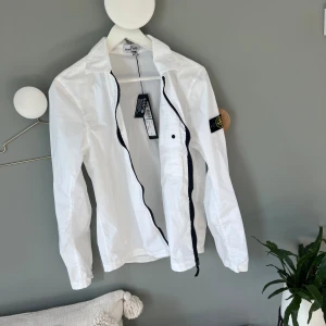 Stone island Overshirt - Tjena, säljer nu min overshirt då den inte kommer till användning. Den är aldrig använd bara testad😊 Den är köpt i Stone Island butiken i Milano i början av juni. Köpte den för 295 euro vilket motsvarar 3 351 svenska kronor😃 Den är givetvis äkta