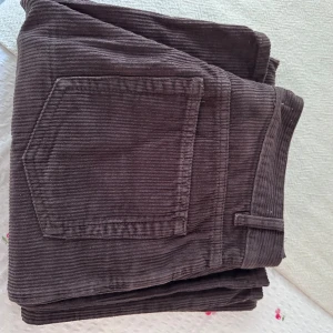 Manchesterbyxor mörkbruna - Mörkbruna manchesterbyxor, älskar dessa men tyvärr lite stora.