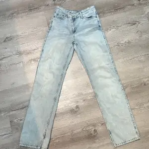 Ett par ljusblåa jeans ifrån weekday som tyvärr har blivit för små, tycker dem är supersköna och även snygga med sned knapp i midjan som man kan se på bilderna. Passar jättefint till allt💕 Pris kan diskuteras.