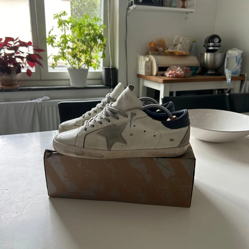 Säljer mina feta Golden Goose skor som är i ett bra skick. Skorna är såklart äkta och box tillkommer. Tveka inte på att höra av er vid frågor.. Skor.