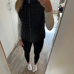 Svart Väst.  - Säljer en svart dunväst. Knappt använt, så i jättefint skick. Skriv privat för fler bilder, pris kan diskuteras!!💓🫶🏼