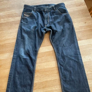 Diesel jeans str w34 l32 - Varan är i bra skick och sitter fint. Säljer dessa eftersom att ja har tröttnat på de.  Skriv för ytterligare frågar 😁