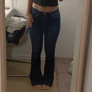 Low weisted budcut jeans  - Dom är i väldigt bra skick och har används några gånger köpte dom för 699kr men säljer nu vidare några bra saker att veta är att sömnen in vid låren är någon mm öppen om nån vill se bild skickar jag men det är inget som man ser 💙