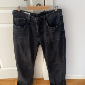 Zara byxor - Byxor från zara Ej använda mycke, bra skick Storlek EUR 38 Skriv för fler bilder, prisförslag mm