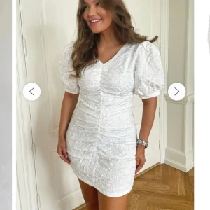 Studentklänning  - Säljer min superfina studentklänning från Byic. I väldigt bra skick! 🩷