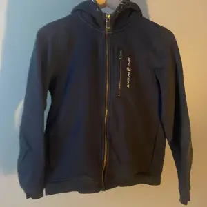 Säljer en fin sailracing hoddie som sitter fint på nån är runt 160. Köpte den för 1000kr men säljer den för 300. Är det några frågor är det bara att slå en pling 