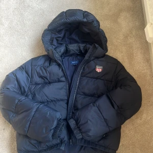 Gant dunjacka🎀 - Jätte fin gant jacka från kidsbrandstore, använt 4 gånger och är i jätte vra skick💖 gillade dock inte passformen på mig. Den är kroppad så den är ej lång, det finns bild med både linne och stickad tröja.🎀 bra med förvaring och den har en luva🌷