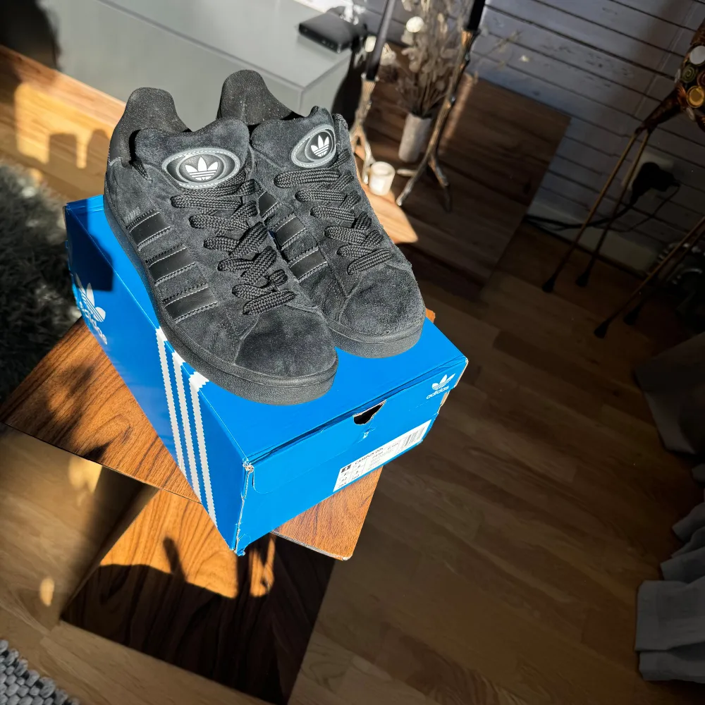 Ett par stilrena helsvarta Adidas Campus 00s i helt nytt skick utan skador! Nypris: 1199kr Skriv om ni har frågor! 💯. Skor.