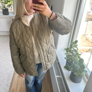 Perfekt höstjacka - Perfekt höstjacka. Knappt använd och i väldigt bra skick