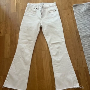 Zara Jeans (hög mija) (korta) - Bra skick och har inga defekter. (kontakta för mer information)💗