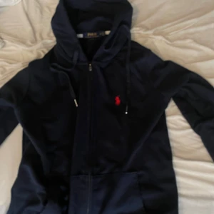 Ralph lauren zip hoodie  - Tjenare säljer min mörk blåa Ralph lauren zip hoodie i m. Säljer den för att den it passar längre