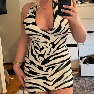 Mini klänning zebra S - Oanvänd klänning från Gina med prislapp, storlek S