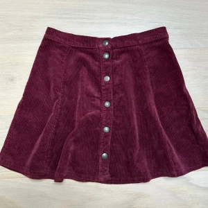 brandy melville kjol - supergullig vinröd kjol från brandy melville som passar perfekt till hösten!💞🍂 bra skick, säljer för att den inte är min stil längre. pris går att diskutera!