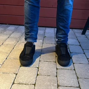 Axel Arigato clean 360 - Hej! Nu säljs dessa snygga Axel Arigato skor | I storlek 41 men passar 42 | små defekter på insidan på skorna som ni ser på bild 5 annars väldigt fint skick | Säljs nu för endast 849kr! Som kostar ny pris 2599kr | perfekta till hösten🍂⭐️ Fråga på⭐️