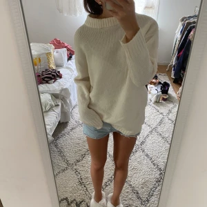 Vit stickad tröja - Vit stickad tröja💓 jättemysig, gosig och varm, perfekt till hösten🫶🏼🫶🏼🩷