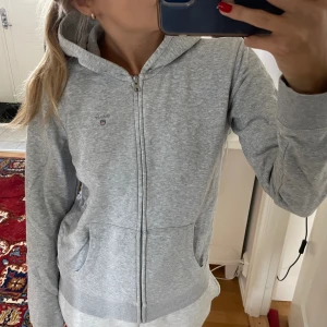 Snygg Gant zip hoodie - Snygg zip hoodie från gant, i stl 158-164cm men passar mig som xs/s! Knappt använd så i mycket bra skick!❤️