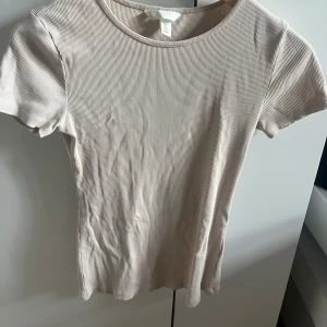 Beige t-shirt från H&M  - Väldigt bra skick knappt använd 