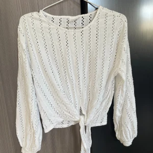 Broderad blus - En vit broderad blus med knytning längst ner, köpt på Vila för några år sedan i strl xs. Kommer tyvärr inte till användning längre🤍🤍