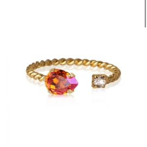 Caroline svedblom - Säljer min helt oanvända Caroline svedblom ring i färgen astral pink! Ringen har aldrig använts! Skriv för fler bilder💕(Har inte asken kvar)