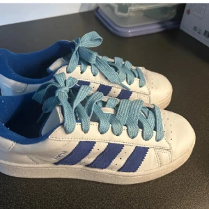 Adidas campus 00s - Blåa adidas campus 00s. Köpte dessa av en annan säljare som använde dom ett fåtal gånger men jag har aldrig använt dom. (Från zalando för 1065kr)