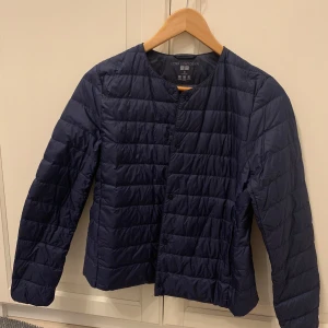 Tunn dunjacka utan luva - Så fin jacka inför hösten! Inga defekter, som ny. Strl Xs. Fler bilde fromma vid behov💕 nypris 700kr