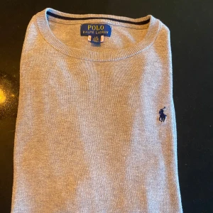 Ralph lauren/polo tröja - Tja säljer denna tröja som är mycket bra skick har kanske blivit tvätta 5 gånger Max den är storlek 14 till 16 som jag tror motsvara skriv Järna om ni har några frågor 