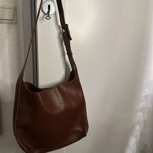 Brun väska  - Aldrig använd, rymmer en skoldator om så önskas. Det tillkommer även en liten necessär💕