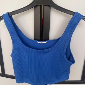 Topp  - Topp från okänt märke i blått.