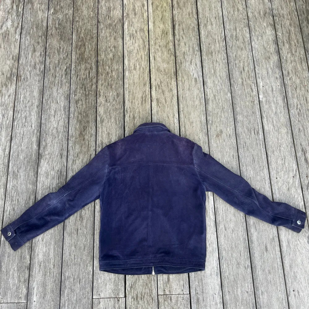 Sjukt snygg jacka från Human Scale i blå/lila mocka. Nypris ca 3000 kr. Fungerar väl som Overshirt över en tisha eller varmare om man har ex en hoodie under. Tar emot bud men inga skit bud. Skick: 7/10. Mvh Fabian . Takit.