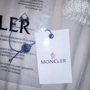 Moncler mössa  - Moncler mössa grå bra skick