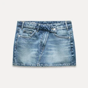 Jeanskjol - Säljer denna kjolen från Zara i strl Xs, helt ny med lapp kvar!🩷Ordinariepris är 379kr.