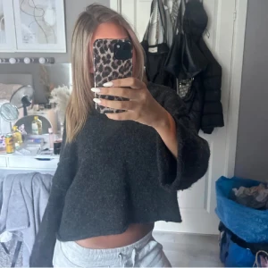 Jättefin stickad tröja  - Stickat off sholder tröja från zara i svart/grå lite nopprig