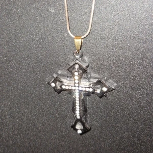 Chunky kors halsband  - Chunky kors halsband ca 5,5 cm i höjd i bra skick 