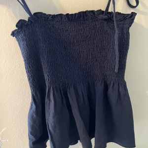 Blus - Blusen är väldigt fin och jag säljer den för ett jättebra pris. Änvände den en gång.