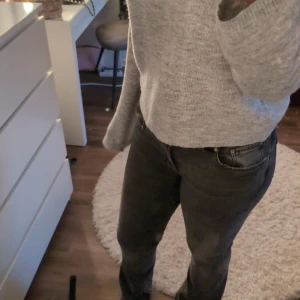 Gråa bootcut jeans  - Fint skick, knapt använda. Vill bara bli av med dom från min garderob 