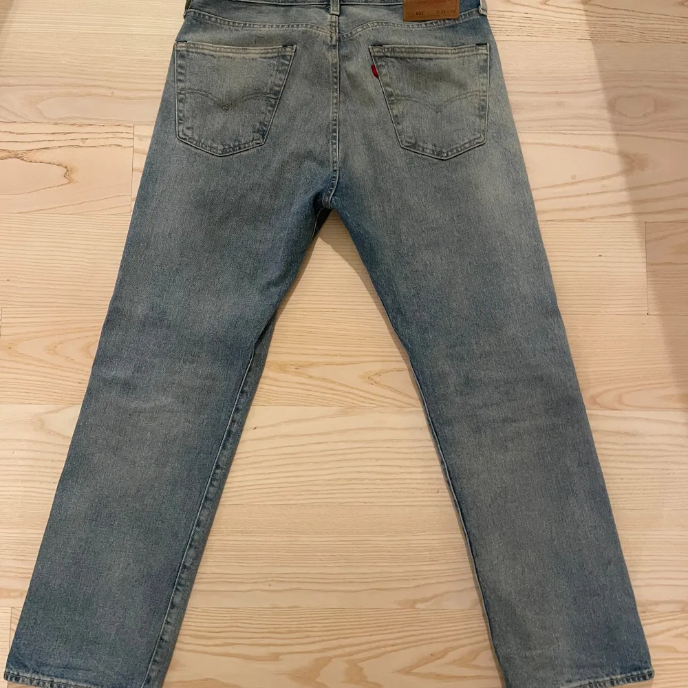 Säljer ett par Levis 501 i storlek 33/30 eftersom att de va för stora. Skick 9/10. Jeans & Byxor.